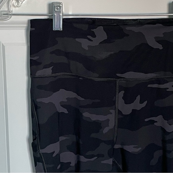 Athleta Ultimate Stash Pocket 7/8 Tight Camouflage Black Gray - 29976 - Picture 4 of 16